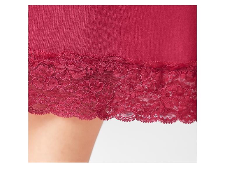 Sous-vêtements rouges avec de la dentelle au bord.