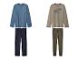 Twee herenpyjamasets, één blauw en één beige, met lange mouwen en bijpassende broeken.