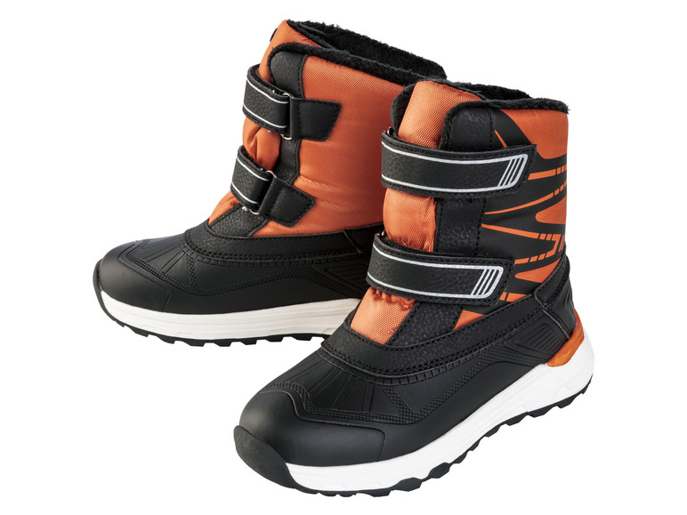 Twee paar zwarte en oranje winterschoenen met klittenband.