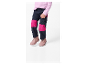 Pantalon pour fille avec genouillères roses et bottes couleur peau.