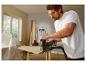 Homme utilise une scie sauteuse Parkside pour couper une planche.