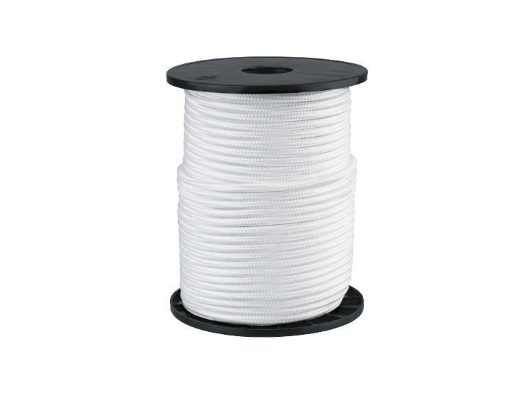 Bobine de corde blanche sur fond blanc