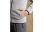 Une veste en polaire grise à fermeture éclair et un pantalon gris foncé.