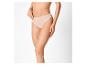 Femme en culotte beige avec détails en dentelle, vue de côté.