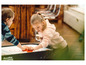 Twee kinderen spelen tafelhockey met een 'Bandito' tafel.