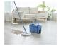 Dweil en emmer maken een vloer schoon in een woonkamer
