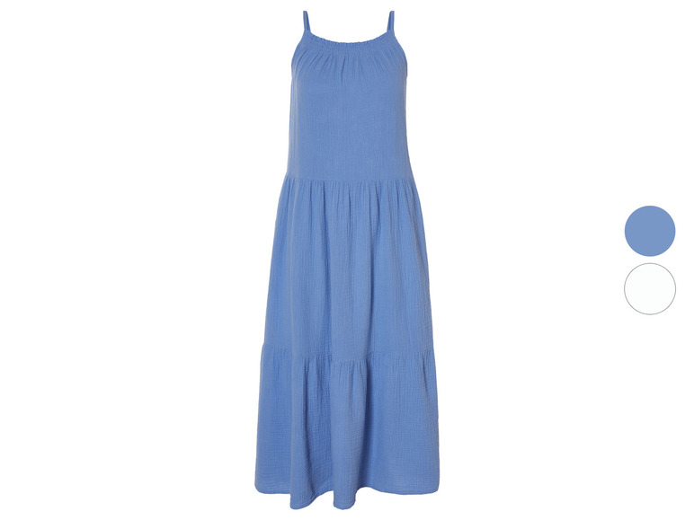 Une robe d'été bleu clair, ajustée avec des bretelles spaghetti.