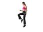 Femme en brassière de sport rose et pantalon noir s'entraînant avec des haltères.