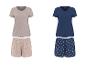 Twee damespyjama's met korte mouwen en shorts: één beige met plantenprint en één marineblauw met schelpenprint.