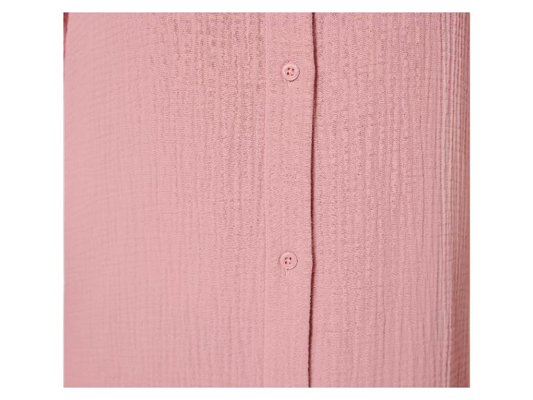 Chemise rose en tissu mousseline, détail de boutons.
