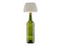 Groene glazen fles met een geplooide witte lampenkap erop, dienend als tafellamp.