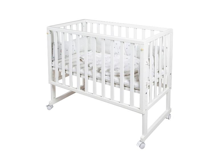 Lit bébé blanc avec literie à motifs d'étoiles et de lune