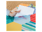 Nettoyage d'un tapis hexagonal coloré avec du papier absorbant.