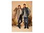 Couple en tenues automnales : elle porte un manteau beige et un pantalon noir, lui un gilet matelassé et un jean.