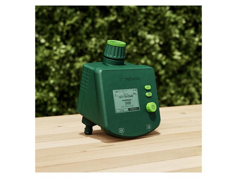 Een groene Parkside tuinslangtimer met twee uitgangen, klaar voor gebruik.