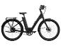 Een zwarte elektrische fiets met een riemaandrijving en Schwalbe-banden.