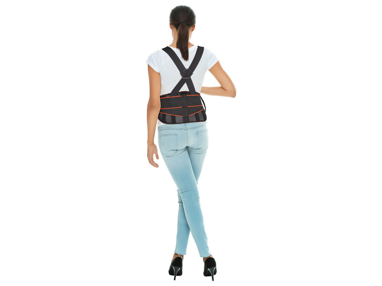 Een vrouw draagt ​​een rugsteun en blauwe jeans.