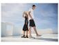 Sandalen en sneakers: casual zomermode.