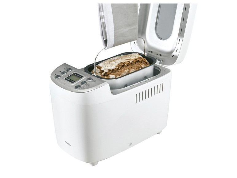 Een wit broodbakapparaat van Silvercrest met een warm brood erin.