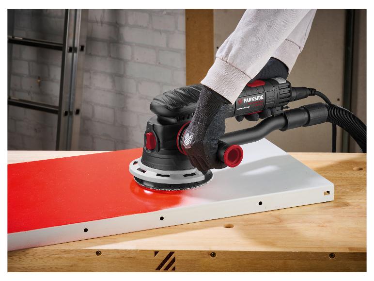 Een hand gebruikt een Parkside schuurmachine om een metalen oppervlak te schuren.