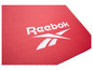 Een rode yogamat met het Reebok logo.