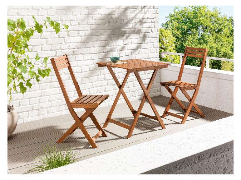Een houten tafel en twee stoelen op een terras.