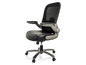 Chaise de bureau noire avec dossier en maille et accoudoirs.