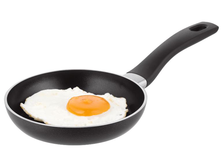 Œuf au plat dans une poêle avec une poignée noire