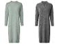 Twee gebreide jurken: één lichtgroen met ronde hals en één grijs met polokraag.