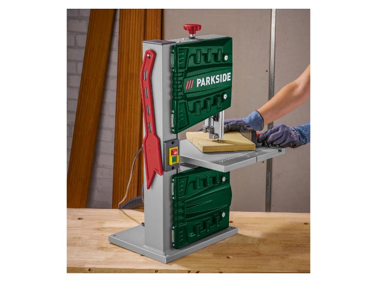 Une scie à ruban Parkside utilisée pour le travail du bois.