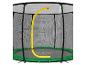 Trampoline met veiligheidsnet en een gele, gebogen stang om te spelen.