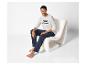 Homme en pyjama blanc et bleu marine avec le texte 'TEAM VALENTINE', assis dans un fauteuil
