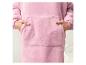 Een roze hoodie met een grote zak