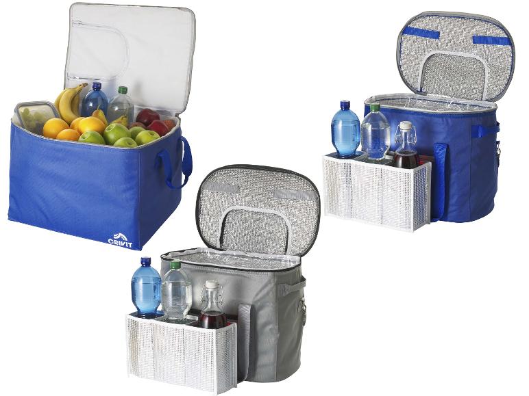 Trois sacs isothermes, deux bleus et un gris, remplis de fruits et de boissons, avec porte-bouteilles externes.