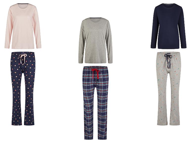 Trois ensembles de pyjamas à manches longues, l'un avec un haut rose et un pantalon bleu à motif d'étoiles, l'autre avec un haut gris et un pantalon à carreaux et le dernier avec un haut bleu marine et un pantalon gris à motif de Noël.