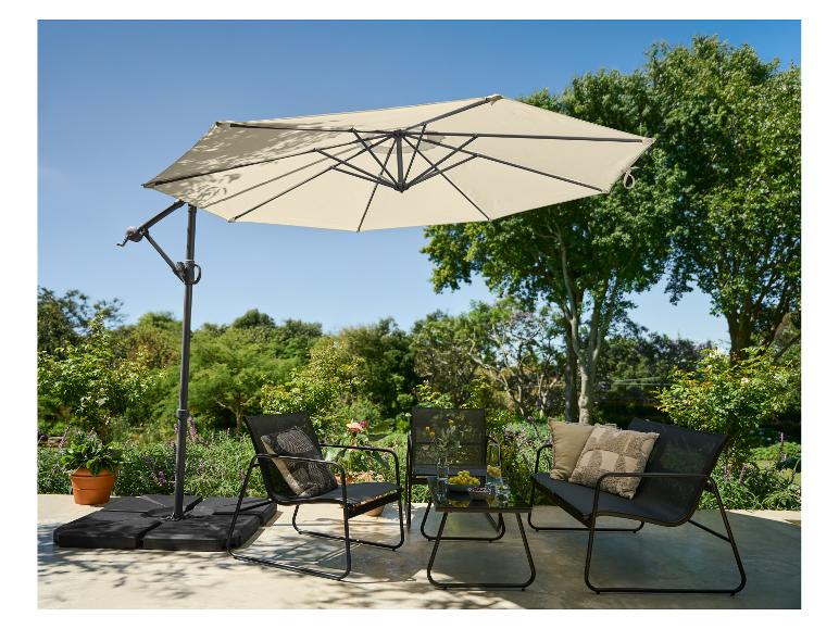 Tuinmeubelset met parasol, tafel en stoelen op een terras.