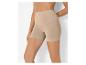 Femme en short gainant beige taille haute sans coutures.