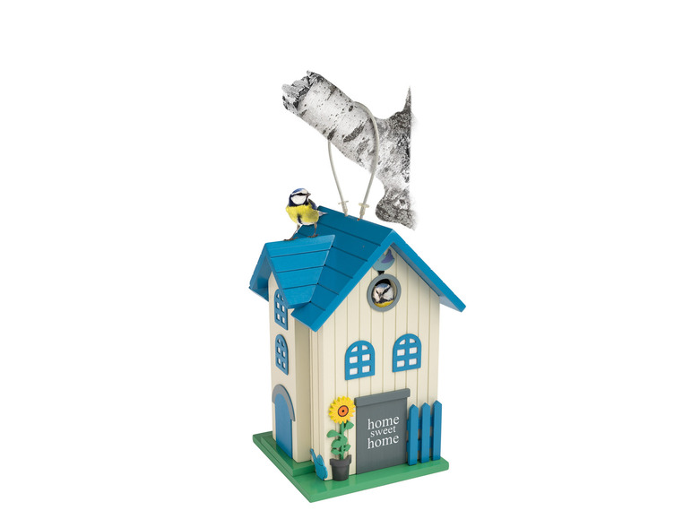 Une maisonnette à oiseaux en bois avec des détails bleus et une ruche au sommet.