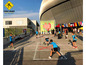 Kinderen spelen Street Racket op een plein met een gemarkeerd speelveld.