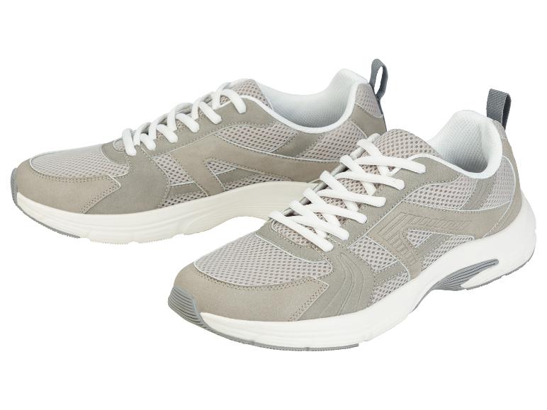 Deux paires de baskets grises avec des lacets blancs.