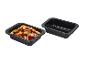 Deux plats de cuisson rectangulaires noirs, l'un avec une tarte aux fruits.