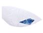 Wit kussen met rits die blauwe schuimvulling onthult