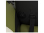 Detail van een groene rugzak met zwarte band en sluiting.