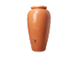 Grand réservoir d'eau terracotta avec robinet.