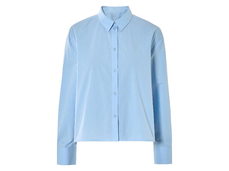 Chemise boutonnée bleue clair à manches longues.