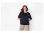 Femme en t-shirt bleu foncé avec le texte 'Sea la vie' et pantalon beige.