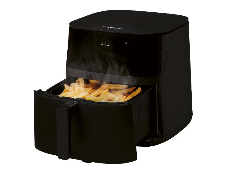 Een zwarte Silvercrest airfryer met gebakken frietjes.