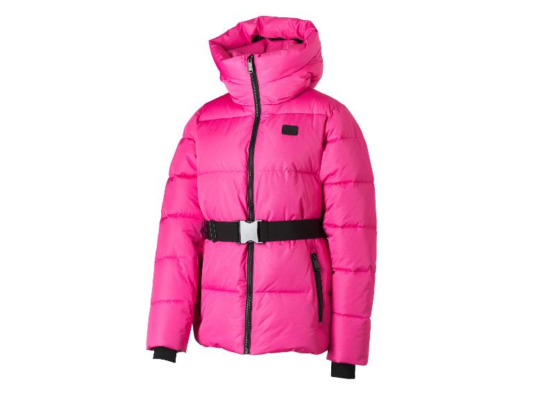 Doudoune rose fuchsia avec ceinture noire et boucle métallique.