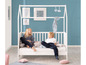 Deux enfants dans un lit blanc avec un cadre en forme de maison.