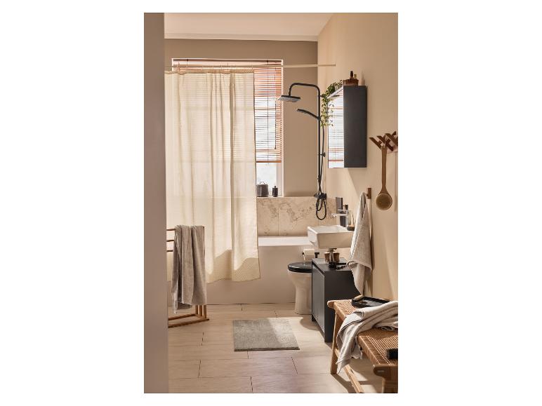 Salle de bain moderne et minimaliste avec douche et baignoire.